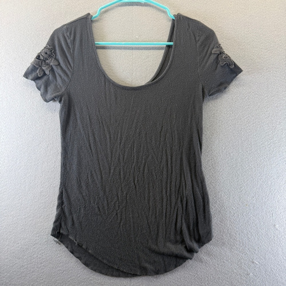 Mudd Womens Gray Ribbed Scoop Neck Top Crochet Floral Sleeve Detail Size M